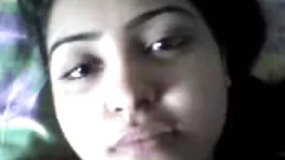Posisi seorang pria video colmek crot kulit putih dengan rambut hitam dan hitam