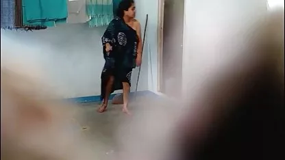 Pasangan tante marstubasi di kamar mandi