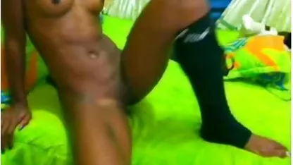 Hitam manis suka mengisap bokep cewe mastrubasi